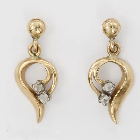 Ett par örhängen med vita stenar, ca 17x8mm, slitage, en snurrebuss saknas, 18K guld. Vikt: 1,8 g