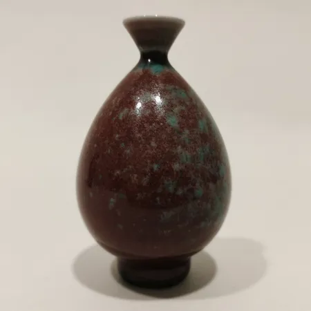  Miniatyrvas Berndt Friberg, Gustavsberg Studio, höjd 8cm, glaserat oxblod och grönt, signerad, märkt med Gustavsbergs studiohand, stengods.  Skickas med postpaket.