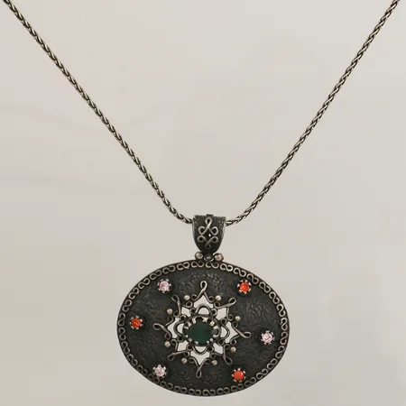 Kedja med hänge med nefrit och zirkoner, längd 45cm, kedjans bredd 1,4mm, hängets bredd 42mm, silver Vikt: 18,2 g