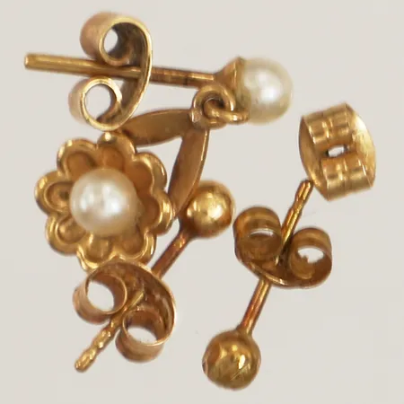 Tre udda örhängen, pärlor, en udda snurrebuss, 18K Vikt: 1,4 g