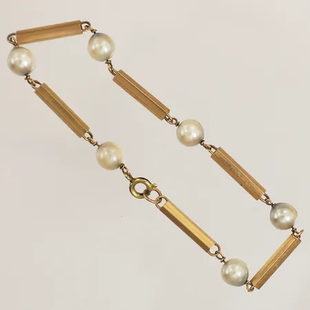 Armband med odlade pärlor, längd 19cm, bredd 2,9mm, lås i oädel metall, 18K bruttovikt 5,3g Vikt: 5,3 g