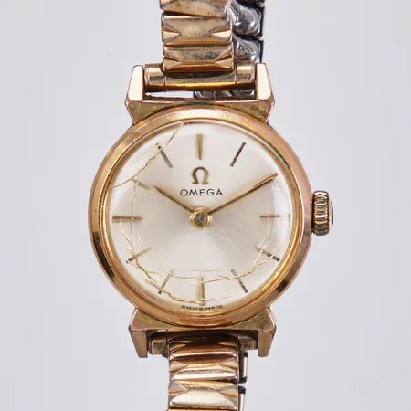 Damur Omega manuell Ø ca 20mm doublé går ej, sprucket glas, med flexarmband i metall