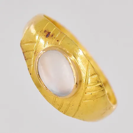 Ring med månsten stl 16½, bredd 3,5mm, defekt skena skev, 23K Vikt: 2,9 g