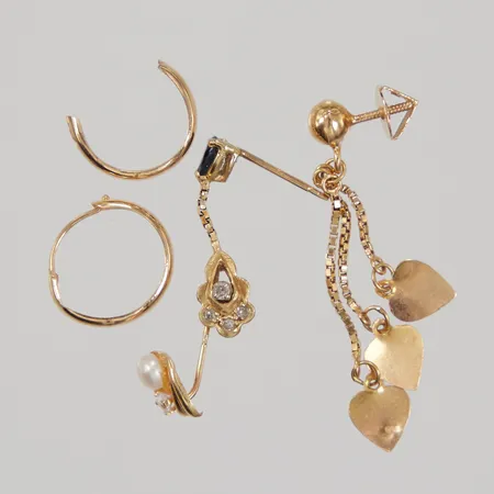 Fem örhängen, udda, defekta, 18K Vikt: 3,7 g