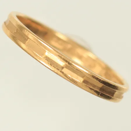 Ring med mönster stl 19¾, bredd 3mm, graverad, 18K, 2,7g 