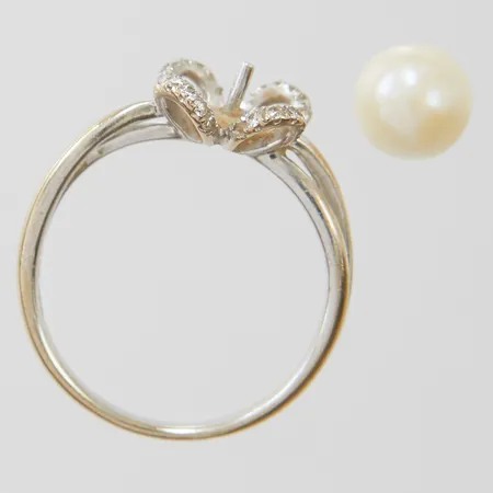 Ring med odlad pärla samt diamanter, defekt, saknar stenar, pärla lös, 18K, bruttovikt: 2,9g. 