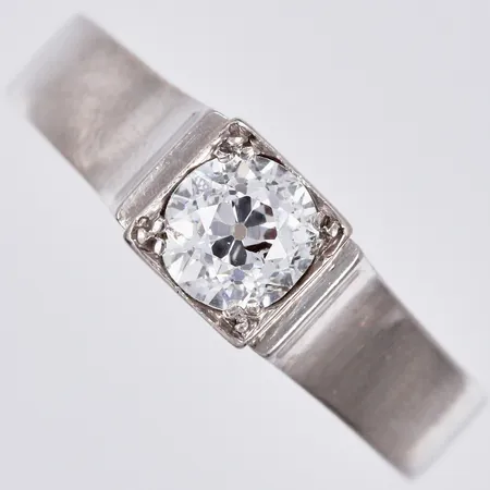 Ring med diamant ca 1x0,70ct W/P äldre slipning stl: ca 19 bredd: ca 3-6mm LWP Lawepe Weinitz & Landelius, Stockholm år 1953, vitguld 18K  Vikt: 4,9 g