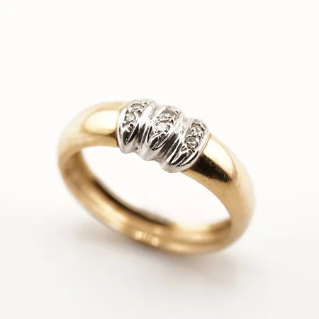 Ring m diamanter, stl 18½(58), bredd 6mm, 18k Vikt: 4 g