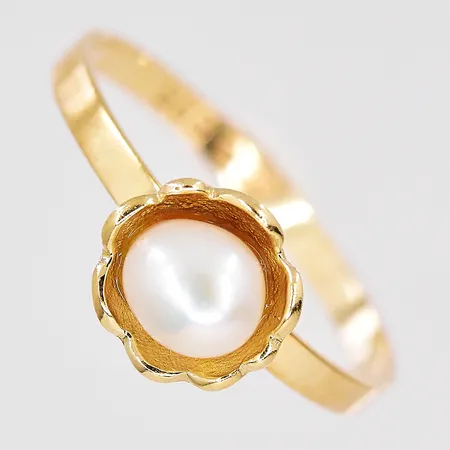 Ring med pärla stl 17¾, bredd 1,9mm, 14K Vikt: 1,2 g