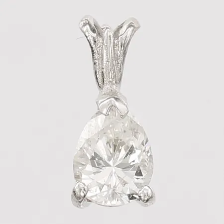 Hänge med droppslipad diamant ca 0,40ct, kvalitet ca TW-W (G-H)/SI, höjd 10mm, 14K vitguld Vikt: 0,5 g
