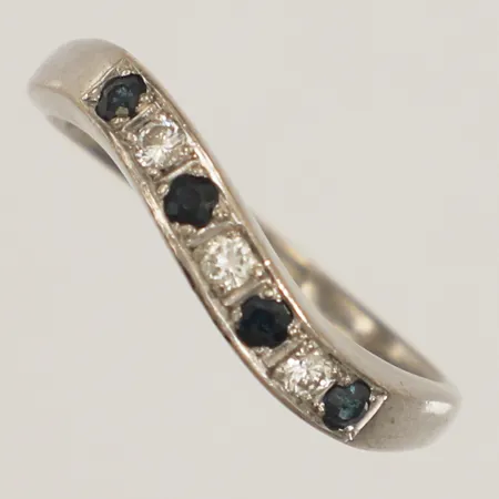 Ring med diamanter 3x ca 0,02ct samt safirer, stl 17¾, bredd 3,5mm, vitguld, 18K  Vikt: 4,1 g