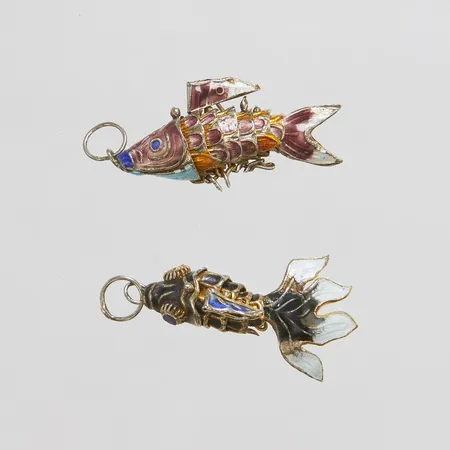 Två hängen fiskar, emalj, längd ca 36-40mm, bredd 8,5-16,5mm, skadad emalj, saknar delar, defekt, silver Vikt: 4,9 g