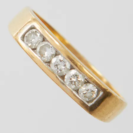 Ring med briljantslipade diamanter 5 x ca 0,05ct, stl16¼, bredd 2,5-4mm, bucklig skena, 18K Vikt: 3,7 g