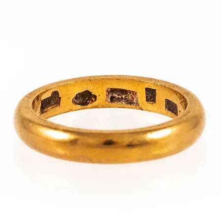 Graverad ring i 23K guld. Vikt: 6,7g. 