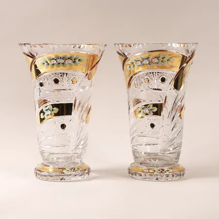 Ett par vaser, polykromt dekorerad kristall, troligen Böhmen, höjd 30,5cm, den ena med mindre mynningsnagg. Skickas med paket.