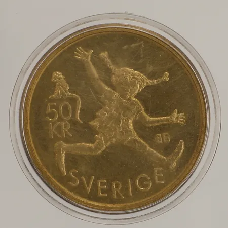 Minnesmynt, Astrid Lindgren 1907-2002, nominellt värde: 50kronor, i metall (Cu 89 A15 Zn5 Sn1), Ø36mm, med plastetui