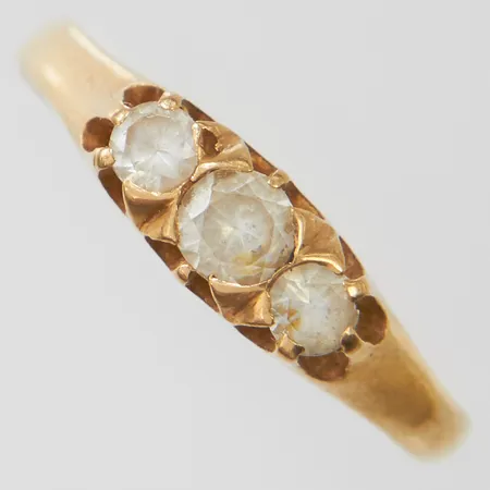 Ring med vita stenar, stl19, bredd 2-5mm, svenska stämplar, 18K Vikt: 2,1 g