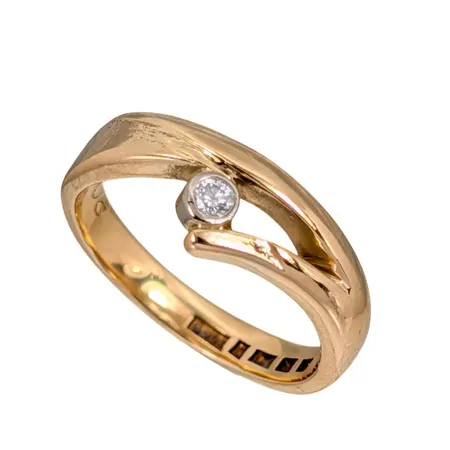 Diamantring, 18K guld, Diamant 0,04ct, Guldsmed Björn Nilsson AB (GBON), Kristianstad 2007, Ø16,0 mm, bredd 3-7 mm, fint skick, borttag av gravyr ingår Vikt: 4,4 g