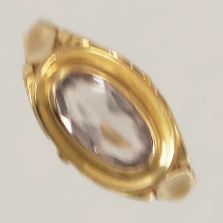 Ring med vit sten, stl 18½, bredd 10mm, sliten sten, 18K  Vikt: 3,1 g