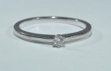 Diamantring 18k 3,1gr 1x0,10ct  Guldfynd Ø18,93mm vitguld  ref:L10075/1905-06 Vikt: 3,1 g