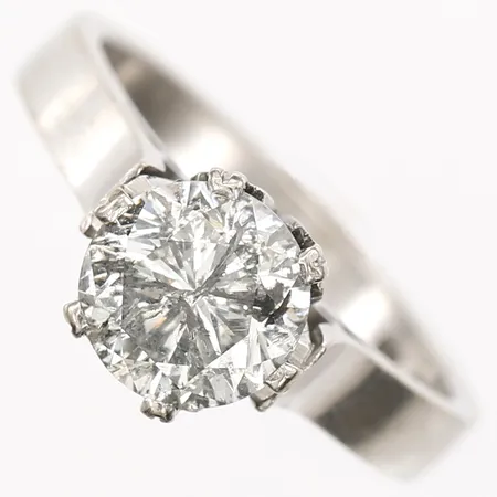 Ring med briljantslipad diamant 1,80ct enligt gravyr, kvalitet ca Cr-TCa(J-K))/Piqué, stl: 17, tillverkad av Rune Thorell Guldsmed Stockholm 1972, 18K vitguld Vikt: 6 g