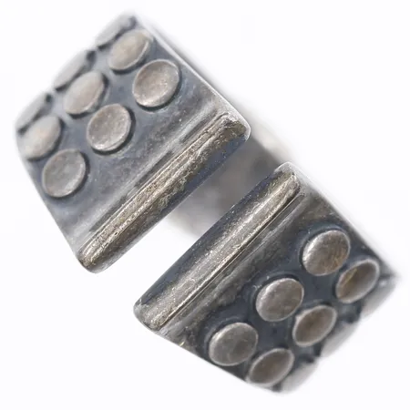 Ring, Anna Greta Eker (AGE), 17¾, bredd 6-12mm, dekor i relief, slitage, 925/1000 silver. Vikt: 9,3 g