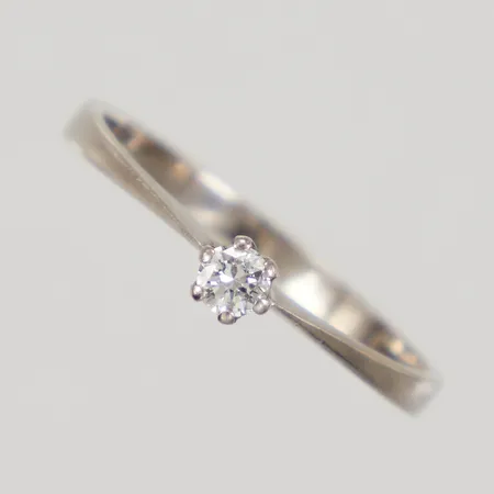 Ring med diamant 1x 0,10ct, TW VVS enligt gravyr, stl 18, bredd 2-0,7mm, fattning Ø3,5mm, vitguld, 18K, Vikt: 1,8 g