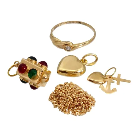 Diverse smycken, 18K guld, samliga med små ojämnheter, färgade stenar Vikt: 7,1 g