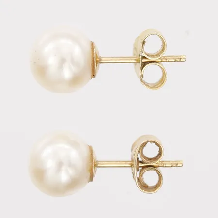 Ett par örhängen med odlade saltvattenpärlor, ca Ø7mm, ca mindre ytslitage, udda snurrebussar varav den ena av förgyllt silver, 18K guld.  Vikt: 1,8 g