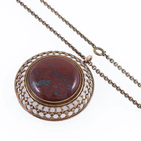 Hänge i Brons med röd Jaspis. Det är Ø 45,5 mm, 52 mm långt inkl. ögla. Ankarkedja 62 cm medföljer (ändögla saknas). 