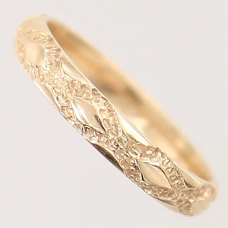 Ring med dekor, stl: 18¼, bredd: 3,5mm, gravyr, 18K  Vikt: 3,8 g
