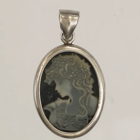 Hänge med camé, längd 29mm, bredd 15,9mm, silver 925/1000 Vikt: 2,6 g Skickas med postpaket.