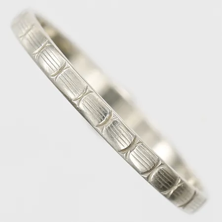 Ring med dekor i relief, stl: 17¼, bredd: 2mm, svensk importstämpel, 18K vitguld Vikt: 1,1 g