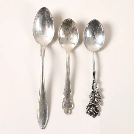 Tre skedar, olika modeller, svenska stämplar, längd 10,5-13cm, 830/1000 silver.  Vikt: 34,5 g