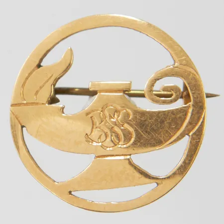 Brosch med monogram, Ø16mm, gravyr, nål i metall, 18K Vikt: 1,5 g