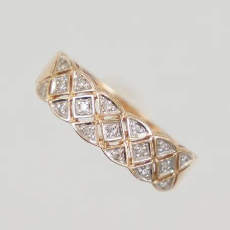 Ring med åttkantslipade diamanter ca 17x0,005ct, stl 16¾, bredd 2,1-5,7mm, GFAB, 18K, Vikt: 2,6 g