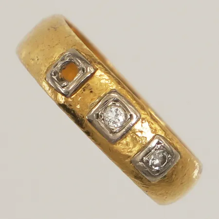 Ring diamanter 2 x ca 0,02ct, 8/8-slipade, saknar diamant, defekt, 23K  Vikt: 4,1 g