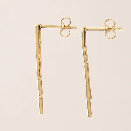 Ett par örhängen med dekor, 27x3,7mm, 18K Vikt: 2 g