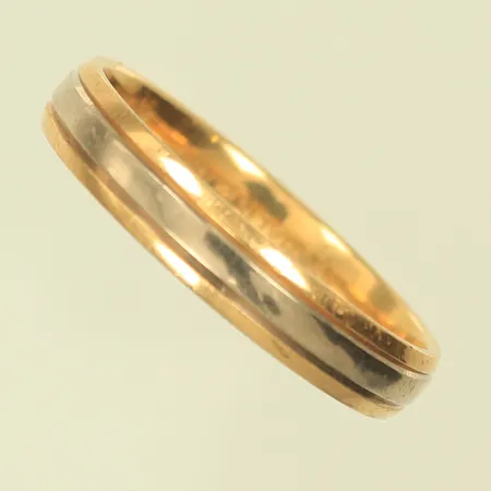 Ring tvåfärgad stl 20, bredd 4mm, gravyr, repig, 18K, 4,7g Vikt: 4,7 g