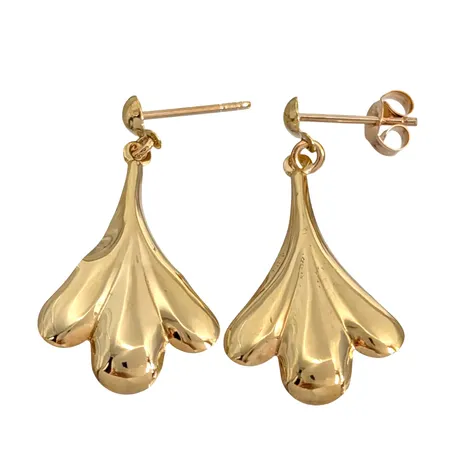 Örhängen, 18K guld, örhängenas längd 29 mm, bredd 14 mm, ena örhängen med två små ojämnheter, en plopp saknas Vikt: 1,1 g