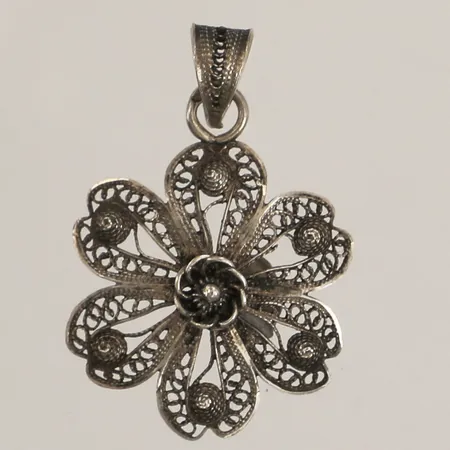 Hänge filigranarbete, längd 33mm, bredd 24mm, silver 830/1000 Vikt: 2,2 g Skickas med postpaket.