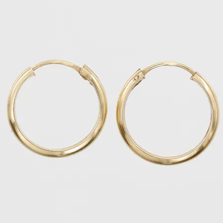 Ett par örhängen ca Ø12, bredd 2mm, slitage, ojämnheter, 18K guld. Vikt: 1 g