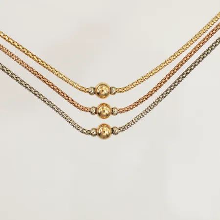 Collier treradigt, trefärgat, längd 49cm, bredd 8,4mm, 18K Vikt: 29,2 g