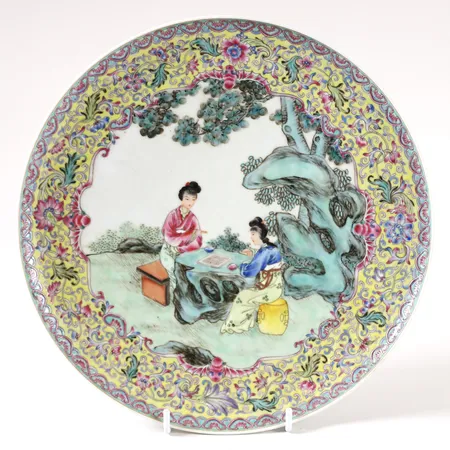 Fat, porslin, Kina, republik, med kejsar Qianlongs märke i zhuanshu, ca Ø27cm, obetydligt slitage.  Skickas med postpaket.