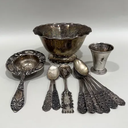 Diverse silverföremål, buckligt, gravyr, silver 830/1000 Vikt: 237 g