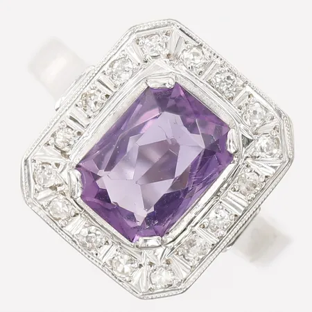 Ring med ametist ca 1,78ct samt diamanter 18 x ca 0,01ct, stl: 15¾, bredd: 14mm, Rosengren & Eriksson Guldsmedja, Stockholm 1966, 18K vitguld. Vikt: 4,5 g