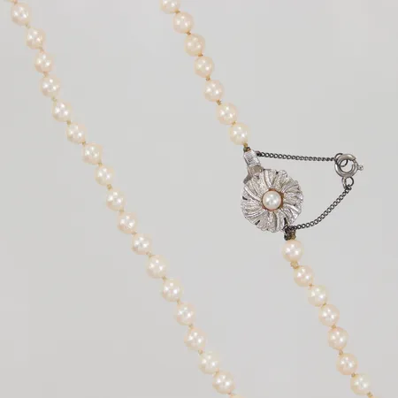 Pärlcollier med odlade pärlor Ø ca 5mm, längd 65cm, visst ytslitage, lås i silver. Bruttovikt: 24,7g Vikt: 0 g