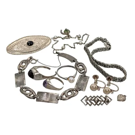 Diverse silversmycken, bruksmärken/defekter förekommer Vikt: 43,6 g