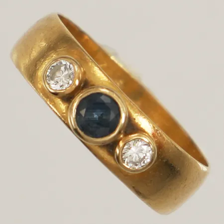 Ring med safir samt diamanter 2 x ca 0,05ct, stl 16, bredd 5,3mm, ostämplad, 20K Vikt: 3,6 g