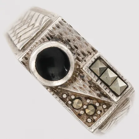 Ring med dekor i relief, markasiter och onyx, stl: 20½, bredd: 3-10mm, 925/1000 silver Vikt: 7,6 g